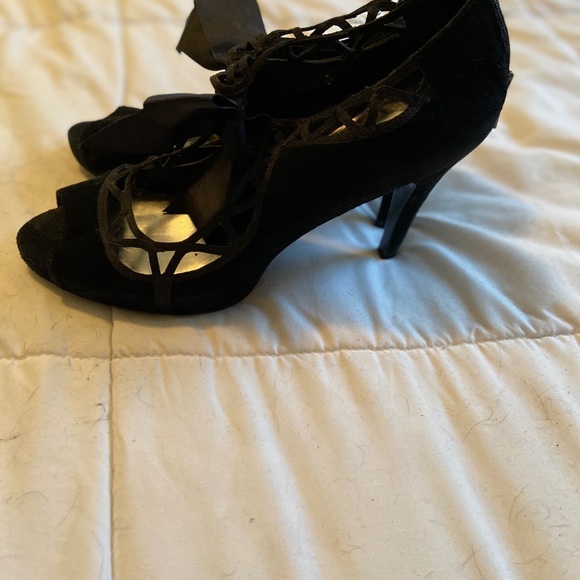 Black heels with ribbon details like new condition - Picture 2 of 3